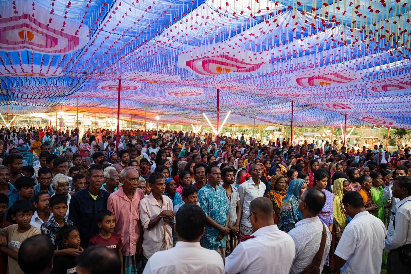 A crowd at a gospel meeting in Bangladesh